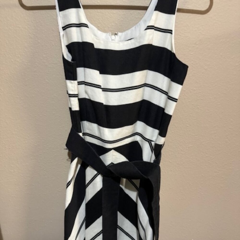 Ann Taylor 0P black and white striped sleeveless dress with black material belt